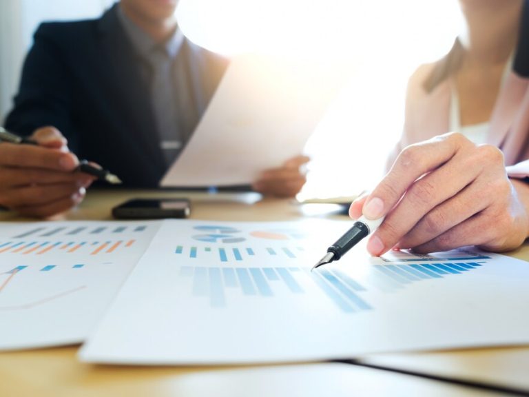 le-riunioni-di-business-startup-di-business-team-analizzano-i-dati-di-marketing_1421-133